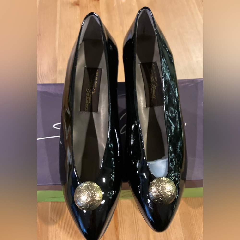 NEW w/original box Sesto Meucci Black Patent Leather Flats with Gold Accent Sz 6